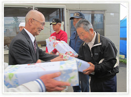 中奥組合長からお祝いの酒を贈呈される林均さん