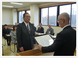 中奥会長から修了証書の授与