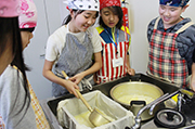 分離した豆腐を掬う