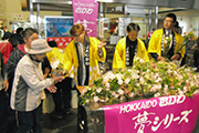 花束を渡す花き生産組合役員