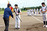 優勝旗を手にした宮口主将